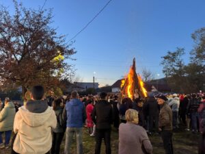 Read more about the article „Focul lui Sumedru”, una dintre cele mai vechi și frumoase tradiții românești, a fost sărbătorită și anul acesta de locuitorii orașului Ștefănești.